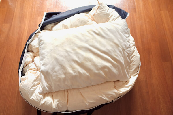 クリーニングモンスターの布団梱包バッグに羽毛布団・枕を詰めた